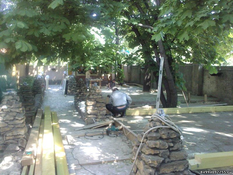 строительство утепленных деревянных домиков, навесов, декоративных деревянных ограждений газонов, устройство клумб из декоративного и искусственного камня, весь комплекс электро-монтажных работ, монтаж теплых полов, устройство покрытий из брусчатки, керамогранита, натурального камня, а также резных декоративных изделий из дерева